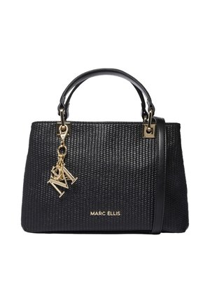 Sac à main texturé noir Marc Ellis avec double poignées, une longue bandoulière et des porte-clés lettres en or suspendus à une poignée.