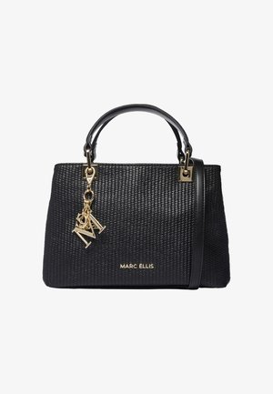 Sac à main texturé noir Marc Ellis avec double poignées, une longue bandoulière et des porte-clés lettres en or suspendus à une poignée.