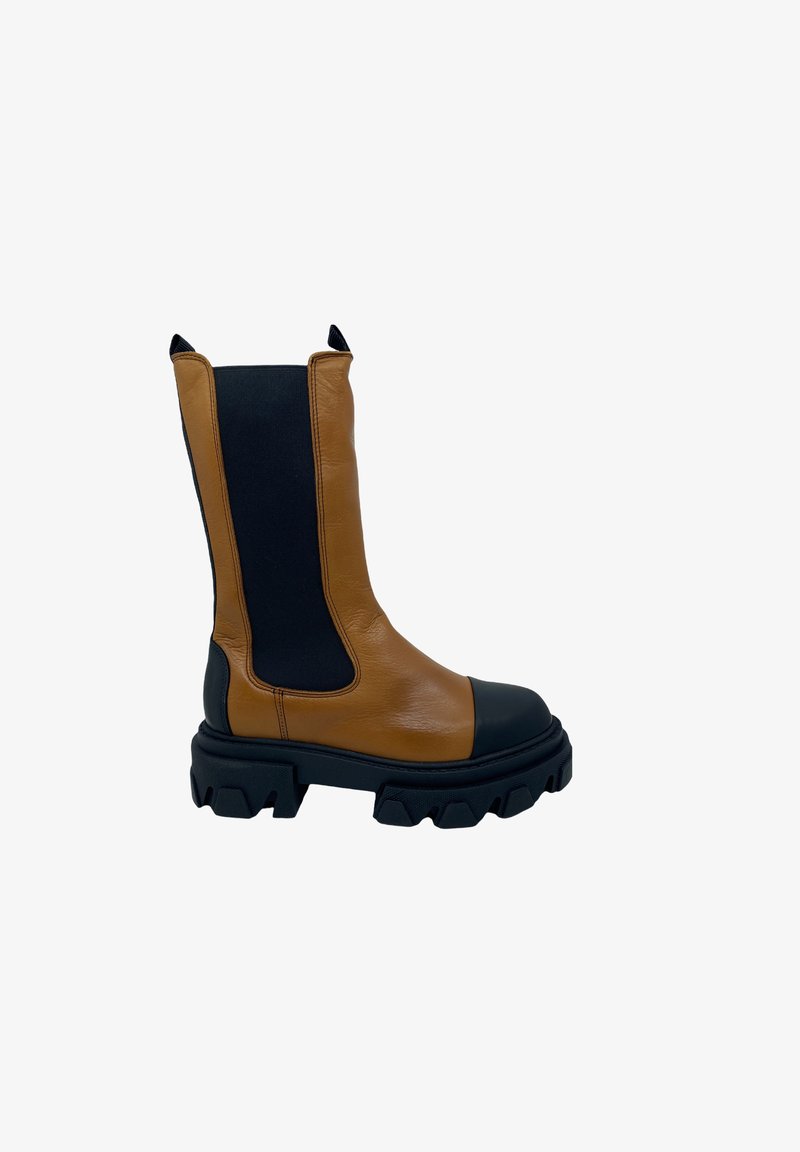 Botas de couro castanho com painéis laterais elásticos pretos, bico arredondado e sola espessa e robusta com bordas serrilhadas para melhor aderência.