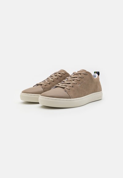 Könnyűbarna velúr és bőr sneakers fehér talppal, fűzőkkel és csíkozott sarokfüllel. Minimalista dizájn, minták nélkül.