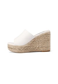 Sandalo wedge chiuso bianco con una spessa piattaforma in corda intrecciata e parte superiore in pelle liscia, caratterizzato da una leggera pendenza e bordi arrotondati.