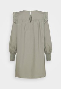 Robe longue à manches longues vert olive clair avec épaules à volants, poignets froncés, et une petite ouverture en forme de goutte dans le dos avec fermeture par bouton.