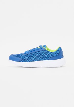 Baskets de sport bleues en mesh avec semelle blanche et doublure intérieure vert fluo, vues de profil sur fond blanc.