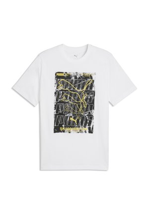 Hvid T-shirt med en iøjnefaldende sort og gul Puma-grafik, med gentaget “Puma”-tekst og et stort gult puma-logo på brystet.
