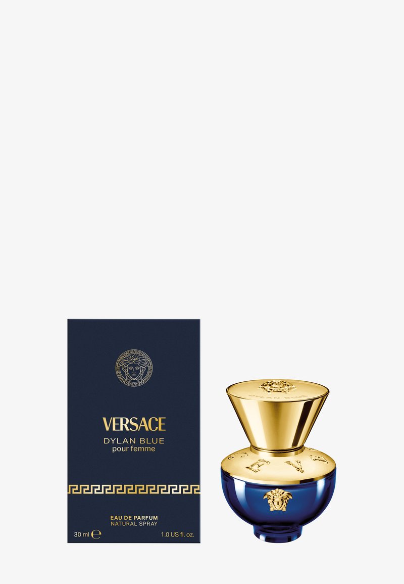 Versace Dylan Blue Parfum präsentiert sich in einer runden blauen Glasflasche mit einem goldenen Verschluss. Enthält eine marineblaue Box mit goldenen Akzenten und einem Löwenemblem. 30 ml.