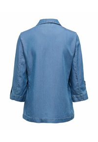 Veste en denim bleu à manches trois-quarts et col, vue de dos sur un fond blanc.