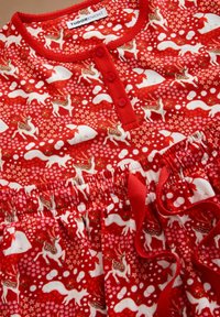 Piros gyerek pizsama fehér és barna erdei állatokkal, csillagokkal és virágmintával, gombos gallérral és rugalmas derékkal, piros zsinórral.