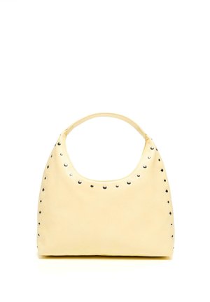Krém színű puha bőr kézitáska ívelt felső fogóval és ezüst színű kerek szegecsekkel az élek mentén és az oldalakon elrendezve.
