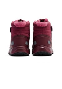 Botas burdeos de media caña con acentos en rosa suave, que cuentan con una parte superior de punto texturizado, suela resistente y correa ajustable para un ajuste seguro.
