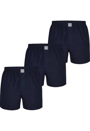 Granatowe bawełniane bokserki z elastycznym pasem, z otwieraniem z przodu i metką materiałową na pasie. Pokazano trzy pary.