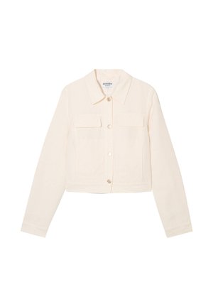 Veste courte couleur crème à manches longues, boutonnée sur le devant, avec col et deux poches à rabat poitrine, sur fond blanc.