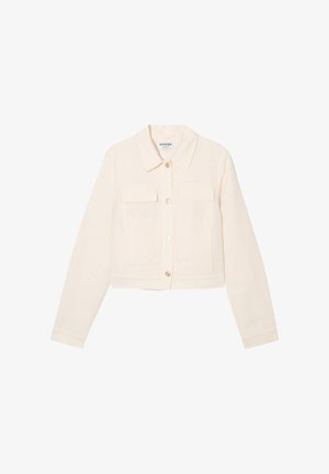 Giacca corta color crema con maniche lunghe, bottoni sul davanti, colletto e due tasche a patta sul petto su sfondo bianco.