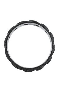 Sort tekstureret armring med en scallopet kantdesign og sølv indvendig. Glat og blank overflade, der står i kontrast til den ru udvendige texture.