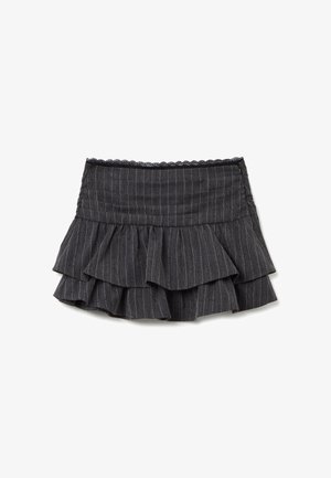 Schwarzer gestufter Rock mit Streifen, der rüschige Lagen, einen elastischen Bund und eine Spitzenkante oben hat. Weiche Stofftextur.