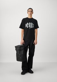 PEQUS MYTHIC LOGO UNISEX - Triko s potiskem - black/white