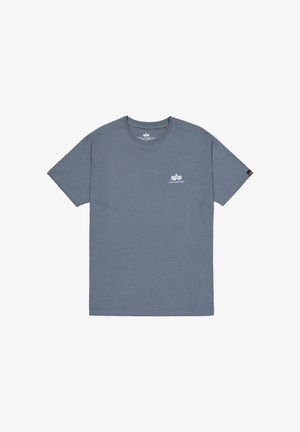 T-shirt gris à manches courtes en coton doux, avec un col rond et un petit logo blanc sur la poitrine gauche.