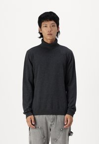 Mørkegrå turtleneck sweater med lange ærmer, lavet af et blødt strikmateriale. Har ribbede manchetter og kant for ekstra struktur.