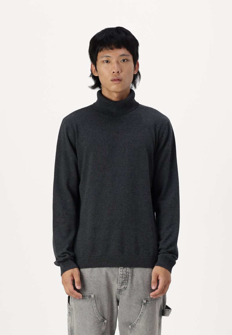 Mørkegrå turtleneck sweater med lange ærmer, lavet af et blødt strikmateriale. Har ribbede manchetter og kant for ekstra struktur.
