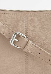 Next POCKET MESSENGER - REGULAR FIT - Rankinė per petį - taupe