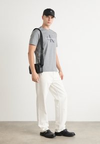 Calvin Klein Jeans HERO MONOGRAM TEE - T-shirt con stampa - medium grey heather