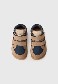 Tan suède en marine mesh peut schoenen voor peuters met twee klittenbandsluitingen, ronde neus en rubberen zool. Beschikt over een textuur bovenwerk en een zachte voering.