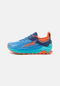 Scarpa da corsa con tomaia in mesh blu, accenti arancioni e suola texture. Presenta colletto imbottito, punta rinforzata e logo Vibram sulla suola.