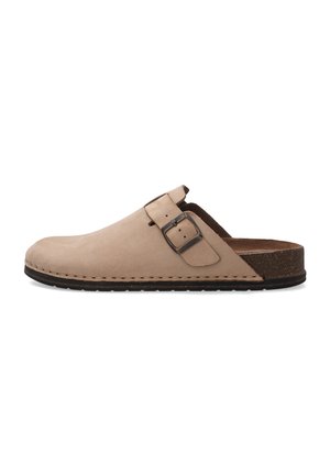 Beiger Schlupf-Clog mit abgerundeter Spitze, verstellbarem Schnallenriemen, gepolsterter Innensohle und dunkler flacher Sohle.
