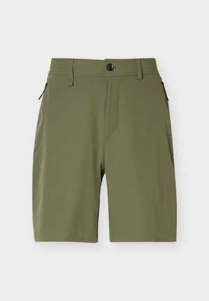 Oliivinvihreät miesten polvipituiset shortsit, joissa on napillinen kiinnitys ja vetoketjulliset sivutaskut, valkoisella taustalla.