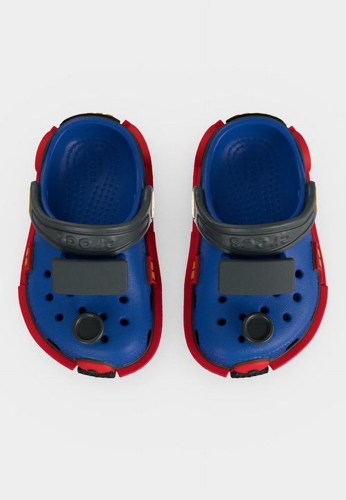 Crocs CLASSIC IAM TRAIN UNISEX - Slippers - blue bolt/carbon — foto 5