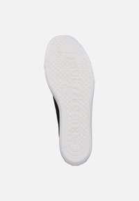 Černá bota s bílou gumovou podešví a strukturovaným vzorem pro lepší grip. Podešev má vyražené logo a zaoblený tvar.