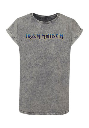 Pelēka kokvilnas t-krekls ar sarullētām piedurknēm, uz krūtīm ir "IRON MAIDEN" zilā un dzeltenā krāsā. Mīksta, teksturēta auduma.
