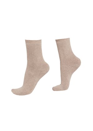 Par de calcetines beige hasta el tobillo mostrados sobre fondo blanco, con orientación para pie izquierdo y derecho.