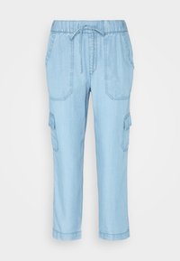 Jasnoniebieskie spodnie typu cargo z mieszanki bawełny, z elastycznym pasem i sznurkiem do wiązania. Posiadają boczne kieszenie oraz kieszenie cargo na obu nogawkach.