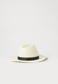 Sombrero fedora de paja en color beige claro con una banda de cinta negra. Presenta un ala ancha y un diseño tejido texturizado.