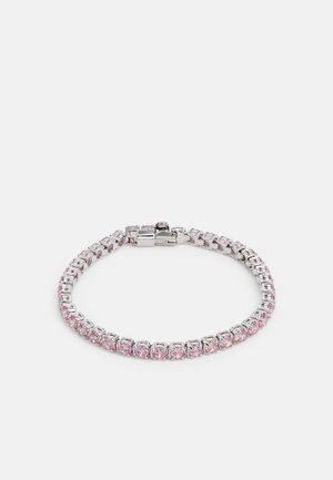 Pulsera de tono plateado con piedras rectangulares y redondas alternando en color rosa y claro, asegurada con un cierre de broche, acabado suave.