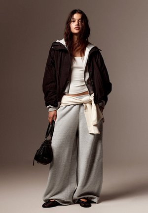 Bershka, PLUSH PARACHUTE - TROUSERS - Tepláky - dark grey
