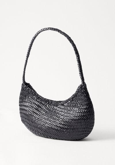 Μαύρη πλέκτρια τσάντα μορφής καμπύλης με μία μονοκόμματη πλεξούδα. Το υλικό διαθέτει υφή με περίπλοκα σχέδια.