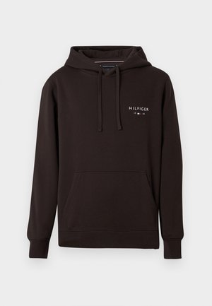 Brun hettegenser laget av myk stoff med en frontlomme, snorhette og hvit brodert tekst "HILFIGER 1985" på brystet.