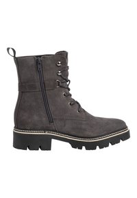 Botín de ante gris oscuro con cordones negros, ojales de metal, cremallera lateral y suela negra gruesa con detalles de costura blanca.