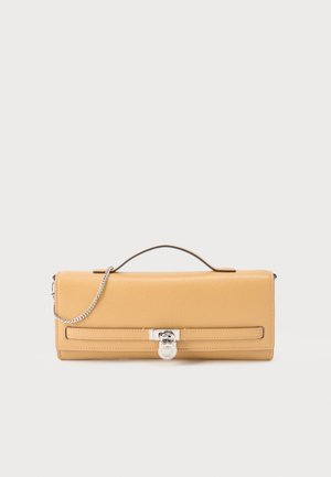 Pochette rectangulaire en cuir couleur tan avec poignée supérieure, détail de chaîne argentée, et fermeture à loquet argentée sur le rabat avant.
