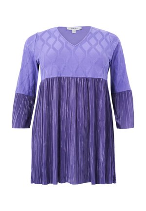 Robe violette avec un décolleté en V, des manches trois-quarts, un corsage texturé avec des motifs en losange et une jupe plissée.