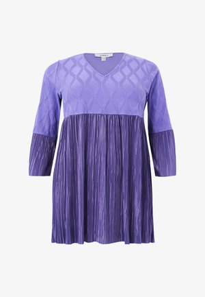 Lilla kjole med V-hals, trekvart lange ærmer, tekstureret bodice med diamantmønstre og en plisseret nederdel.