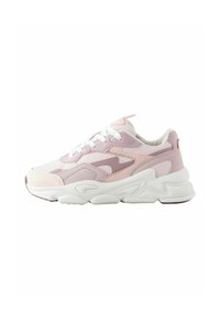 Pantofii sport roz sunt fabricați din materiale de piele întoarsă și plasă, cu o talpă albă chunky și accente texturate. Au un design cu șireturi și o limbă căptușită.