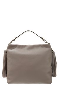 Tausz torba skórzana w odcieniu taupe z teksturowaną powierzchnią, pojedynczym uchwytem oraz długimi frędzlami wiszącymi po obu stronach.