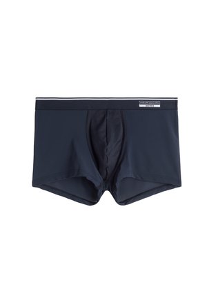 Bañadores boxers azul marino hechos de un tejido suave, con un panel delantero y una cintura elástica con rayas blancas y detalle de logo.