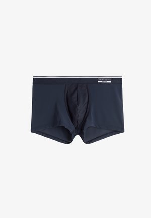 Bañadores boxers azul marino hechos de un tejido suave, con un panel delantero y una cintura elástica con rayas blancas y detalle de logo.