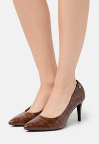 Décolleté in pelle verniciata marrone con texture a coccodrillo, punta affusolata e tacco sottile, caratterizzati da un accento dorato sul lato.