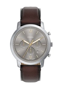 Fossil-Uhr mit einem Gehäuse aus silbernem Edelstahl, braunem Lederarmband, grauem Ziffernblatt, goldfarbenen Stundenmarkierungen und drei Subdials. Datumsfenster auf der 6-Uhr-Position.