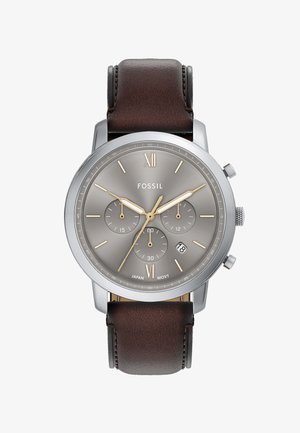 Fossil horloge met een zilveren roestvrijstalen kast, bruine leren band, grijze wijzerplaat, goudkleurige uurmarkeringen en drie sub-dials. Datumvenster op 6 uur.