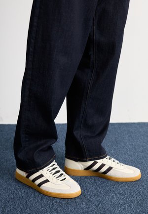 adidas Originals HANDBALL SPEZIAL UNISEX - Sporta apavi - off white/core black/gum